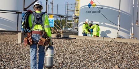 공기 공급식 개인 보호구(PPE)를 착용한 남성
