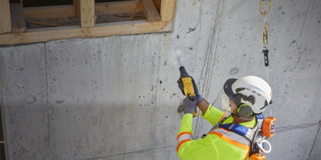 PPE를 사용하는 건설 노동자
