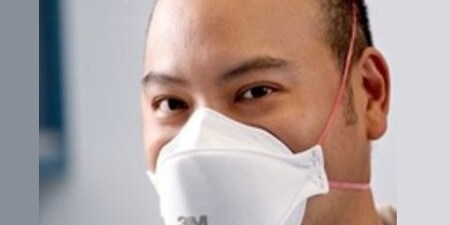 마스크를 쓴 사람
