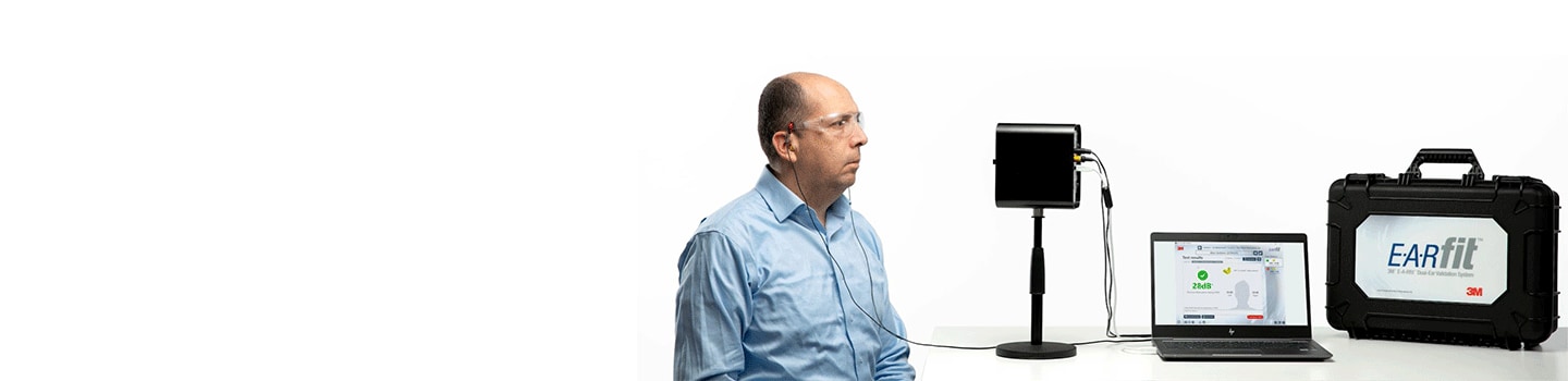3M EARfit Dual-Ear Validation 시스템을 사용하는 사람
