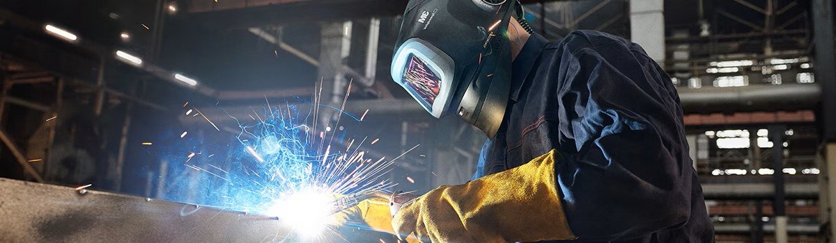 전동식 호흡보호구(PAPR)를 갖춘 자동용접면 등을 착용하고 용접사
